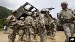 Beberapa tentara Amerika berdiri di dekat sebuah peluncur roket dalam latihan militer bersama di Cheorwon, Korea Selatan (foto: dok). 