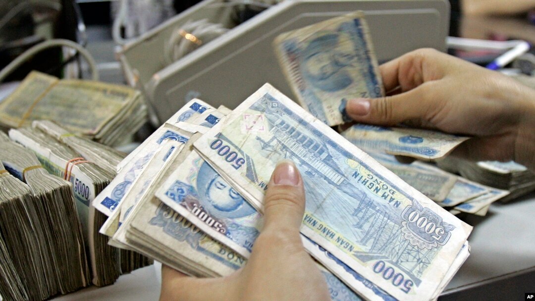 Mata uang Vietnam dong, di Asia Commercial Bank di Hanoi.