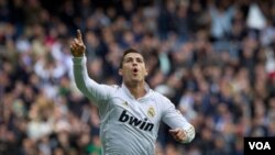 Cristiano Ronaldo merayakan kemenangan setelah mencetak gol ke gawang Ossasuna di Madrid bulan lalu. Ia berpeluang meraih gelar player of the year FIFA tahun ini. (Foto:dok)