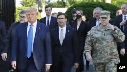 En esta imagen de archivo del 1 de junio de 2020 se ve al presidente Donald Trump (izquierda) junto al secretario de Defensa, Mark Esper, y al jefe del Estado Mayor Conjunto general Mark Milley.