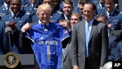 El presidente Trump muestra una camisa del equipo de fútbol de la Academia de la Fuerza Aérea, que le fue entregada durante la entrega del Trofeo "Comandante en Jefe".