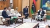 La chargée d’affaires Stephanie Williams et le commandant de l’AFRICOM, le général Thomas Waldhauser, ont rencontré le Premier ministre libyen Fayez Al-Sarraj à Tripoli, le 31 mai 2018.