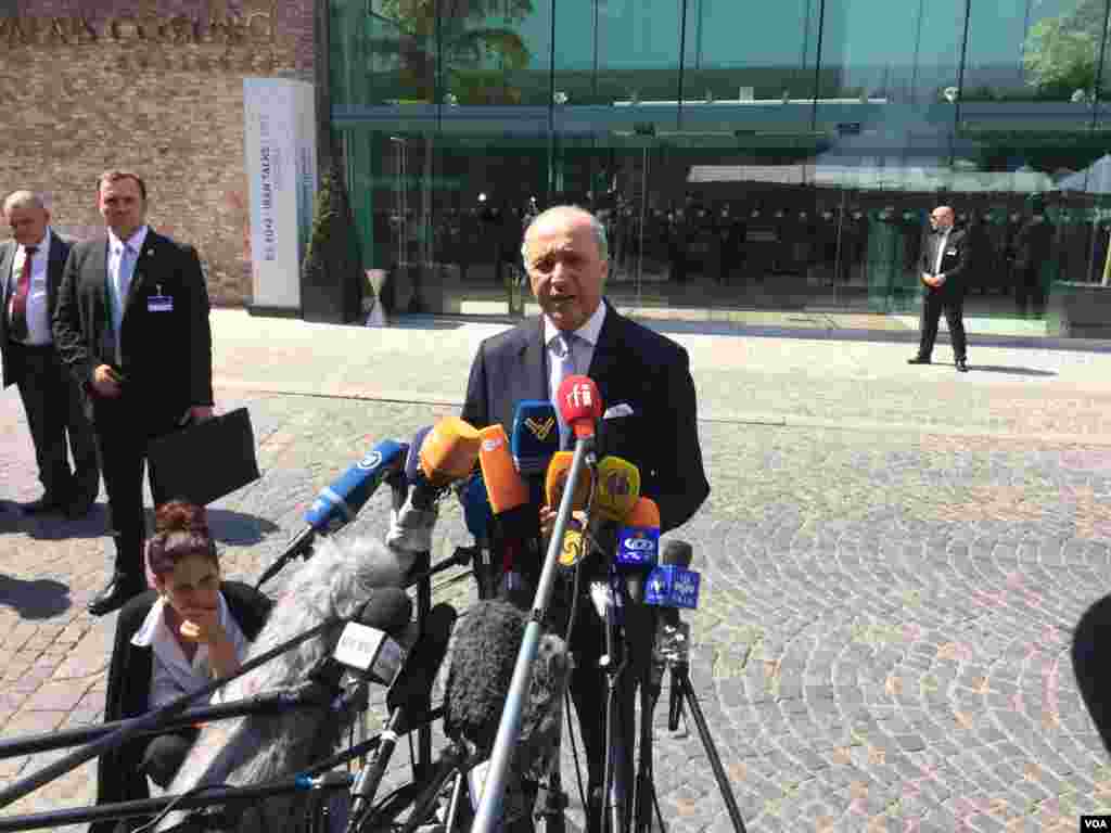 لوران فابیوس وزیر خارجه فرانسه در حال گفتگو با خبرنگاران در مقابل هتل کوبورگ وین محل برگزاری مذاکرات اتمی ایران و گروه ۱+۵