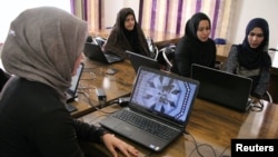 Para coder perempuan Afghanistan sedang berlatih di pusat pelatihan komputer Code to Inspire di Herat, Afghanistan, 24 April 2018.