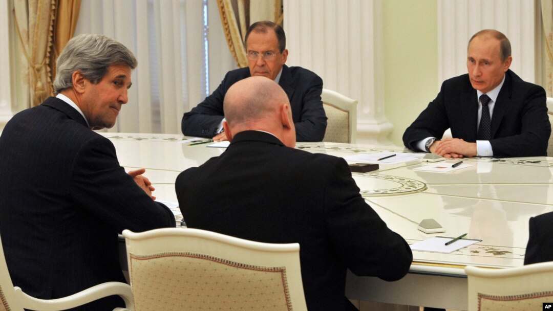 President Vladimir Putin (kanan) didampingi Menlu Rusia Sergei Lavrov melakukan pembicaraan dengan Menlu AS John Kerry (kiri) di Moskow, Selasa (7/5).