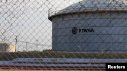 Horas después de este anuncio, el Tribunal Supremo de Venezuela anunció que emitía prohibición de salida del país y bloqueo de cuentas a 15 personas de junta directiva de PDVSA nombrada por la AN.
