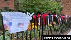 Una cerca llena de lazos de colores en anticipación al Día de los Veteranos (11 noviembre) en Stuyvesant Town, en la Ciudad de Nueva York. Noviembre 5 de 2020. 