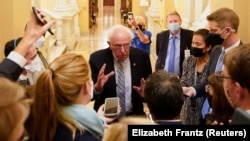 Le sénateur Bernie Sanders, président de la commission du budget du Sénat américain, s'adresse aux journalistes au Capitole à Washington, le 30 septembre 2021.