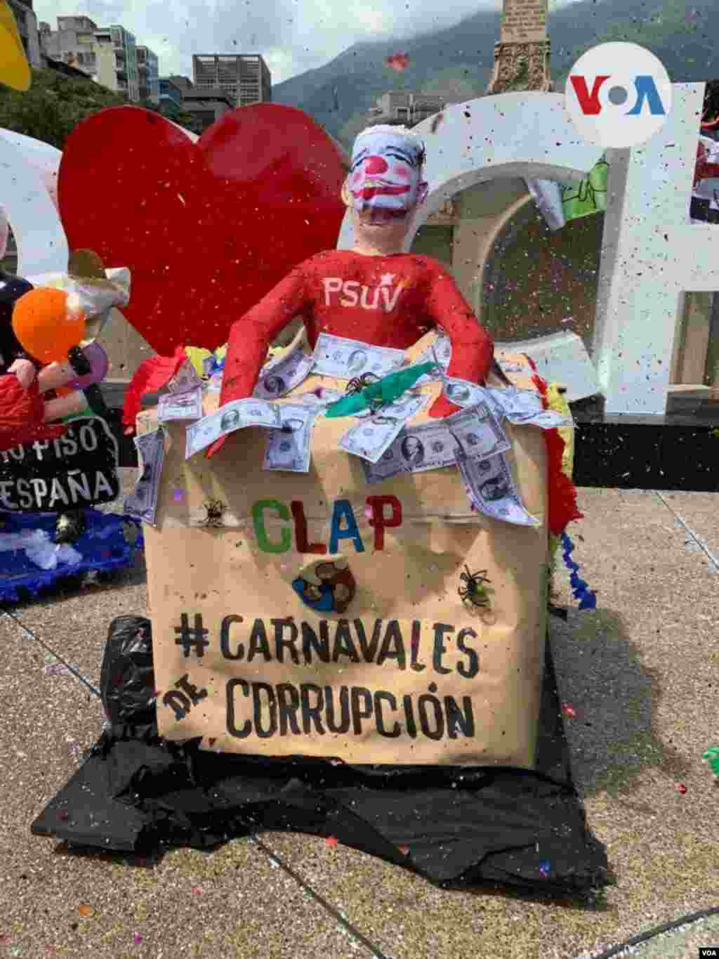 Esta carroza hace referencia a las cajas de comida entregadas por el gobierno en disputa conocidas como Comité Local de Abastecimiento y Producción (CLAP), que en más de una ocasión han sido relacionadas con casos de corrupción. Foto: Luisana Solano - VOA.