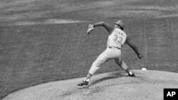 ARCHIVO - Luis Tiant, cuando lanzaba por los Indios de Cleveland, en partido contra los Yankees de Nueva York en la cuarta entrada en el Yankee Stadium en 1968.