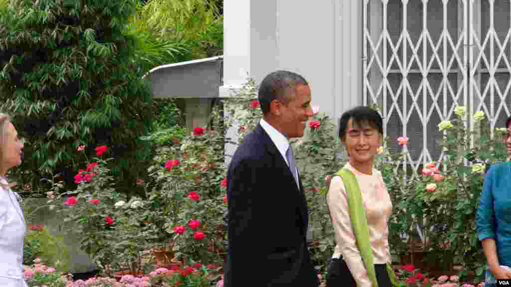 ປະທານາທິບໍດີ ສະຫະລັດ ທ່ານໂອບາມາ ແລະ ຜູ້​ນໍາ​ຝ່າຍ​ຄ້ານ ທ່ານ​ນາງ Aung Saan Suu kyi ​ທີ່ບ້ານ​ພັກ​ຂອງ​ທ່ານນາງ ​ໃນ​ນະຄອນ​ຢ່າງ​ກຸ້ງ ໃນວັນທີ 19 ພະຈິກ 2012