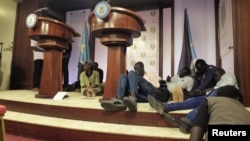 Journalists are seen on the podium following sounds of gunshots before a news conference by South Sudan President Salva Kiir, First Vice President Riek Machar and other officials inside the Presidential State House in Juba, July 8, 2016.