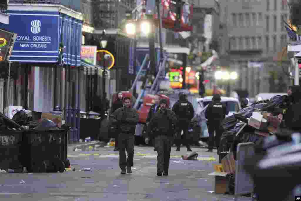 Os serviços de emergência compareceram no local depois de um veículo ter atingido uma multidão no Canal e na Bourbon Street de Nova Orleães, a 1 de janeiro de 2025.