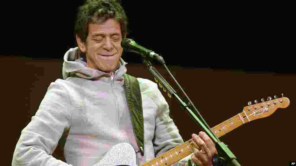 Lou Reed, compositor, guitarrista, cantor dos Velvet Underground, deu outra alma ao rock 'n' roll. Morreu a 27 de Outubro com 71 anos