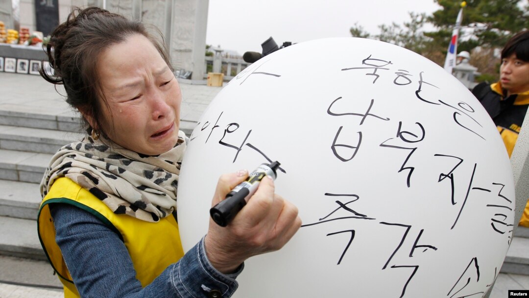 지난 2011년 파주 임진각에서 납북자들의 송환을 촉구하는 피해 가족들의 집회가 열린 가운데, 허금자 씨가 1975년 북한에 납치된 것으로 보이는 오빠 허정수, 허용호 씨의 송환을 염원하는 풍선을 날리고 있다. (자료사진)