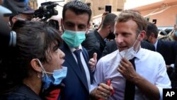 6일 에마뉘엘 마크롱 프랑스 대통령이 대형 폭발 사건이 발생한 레바논의 베이루트를 방문해 피해자들을 위로하고 있다.