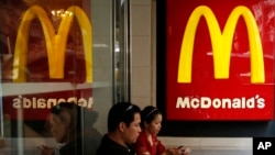 Los trabajadores de McDonalds en 10 ciudades de EE.UU. participan en una huegla contra el acoso sexual el mates, 18 de septiembre de 2018.