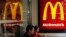 Los trabajadores de McDonalds en 10 ciudades de EE.UU. participan en una huegla contra el acoso sexual el mates, 18 de septiembre de 2018.