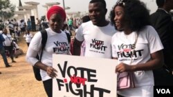 Des manifestants appellent à des élections pacifiques au Nigeria, Abuja, le 6 février 2019. (G. Alheri/VOA)