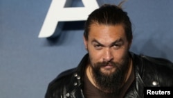 Aktor Jason Mamoa hadir dalam penayangan perdana global “Aquaman” di London, Inggris, 26 November 2018 (foto: Reuters/Simon Dawson)