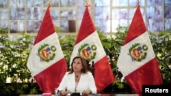 Presiden Dina Boluarte dalam konferensi pers dengan media asing di Lima, Ibu Kota Peru, 24 Januari 2023. (Foto: Angela Ponce/Reuters)