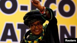 Winnie Madikizela-Mandela, mantan istri mantan Presiden Afrika Selatan Nelson Mandela, menerima para pendukungnya di konferensi partai berkuasa, Kongres Nasional Afrika (ANC) di Johannesburg, 16 Desember 2017.