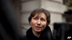 Marina Litvinenko, widow of former Russian intelligence officer Alexander Litvinenko, addresses media following pre-inquest review, London, Dec. 13, 2012.