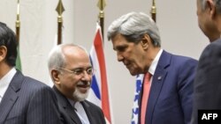 Le négociateur iranien Mohammad Javad Zarif serrant la main au secrétaire d'Etat américain John Kerry 