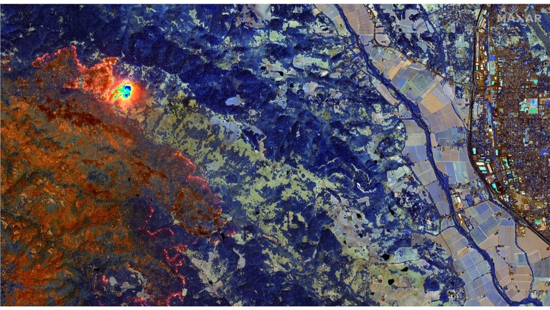 Imagen satelital de uno de los incendios en el condado de Sonoma, en California.