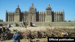 La mosquée de Djenné au Mali, considérée comme la plus grande structure de briques de boue dans le monde (avec la permission d'Unity Productions Foundation)