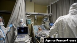 ARHIVA - Lekari nose ličnu zaštitnu opremu Medical workers wearing a personal protective equipment PPE tend to a patient infected with the Covid-19 at the intensive care unit of the Mariinsky Hospital in Saint Petersburg, Russia, July 7, 2021.