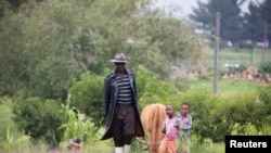 지난 2월 레소토 수도 마세루 외곽에서 주민과 아이들을 소를 끌고 가고 있다. 