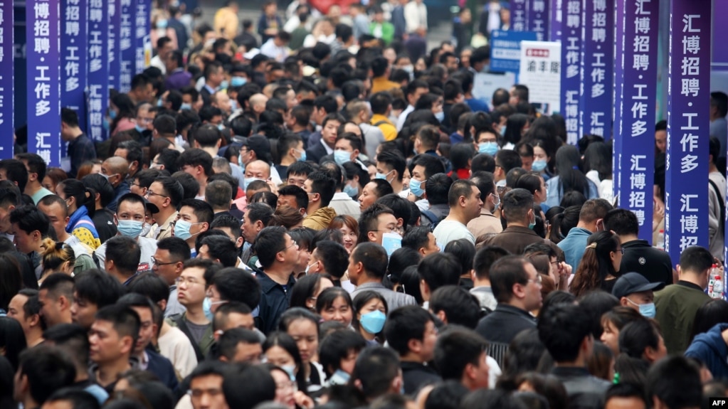 资料照：2023年4月11日，人们在中国西南部城市重庆参加招聘会。中国2023年8月15日表示暂停发布青年失业率数据。（法新社）(photo:VOA)