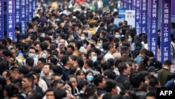 资料照：2023年4月11日，人们在中国西南部城市重庆参加招聘会。中国2023年8月15日表示暂停发布青年失业率数据。（法新社）