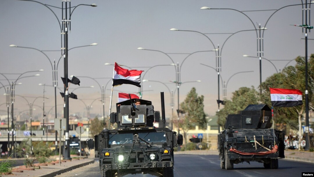 Pasukan keamanan Irak bergerak maju dengan kendaraan militer mereka di Kirkuk, Irak, 16 Oktober 2017.