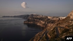 Una vista de la isla griega de Santorini, en el mar Egeo, el 3 de febrero de 2025.