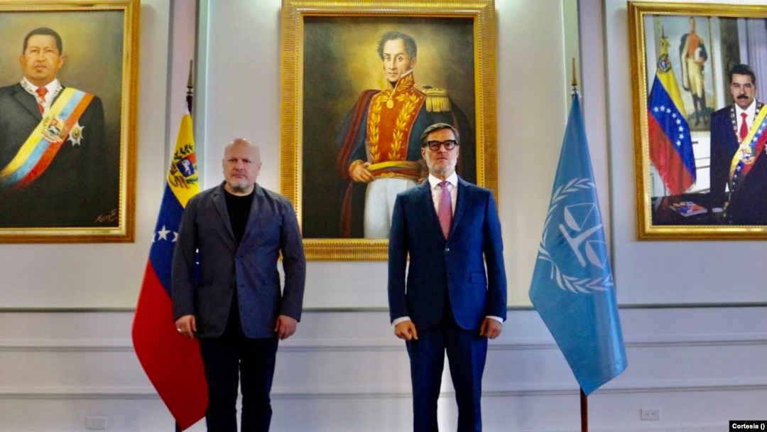 El canciller de Venezuela, Félix Plasencia, (der) junto al fiscal de la Corte Penal Internacional (CPI) Karim Khan, (izq) en Caracas, Venezuela, el 31 de octubre de 2021. Foto tomada de la cuenta de Twitter de Plasencia. 