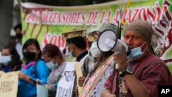 Protesta indígena amazónica frente al Ministerio de Justicia contra la invasión de sus territorios por narcotraficantes y por los títulos de propiedad de sus tierras en Lima, Perú, el miércoles 20 de octubre de 2021.