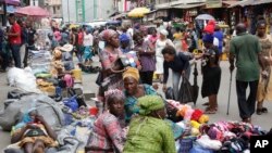 Pedestrians shop at a busy Balogun Market in Lagos, Nigeria, Sept. 5, 2017. Nigeria announced it will start issuing visas on arrival to all Africans as a way to improve intra-African trade.
