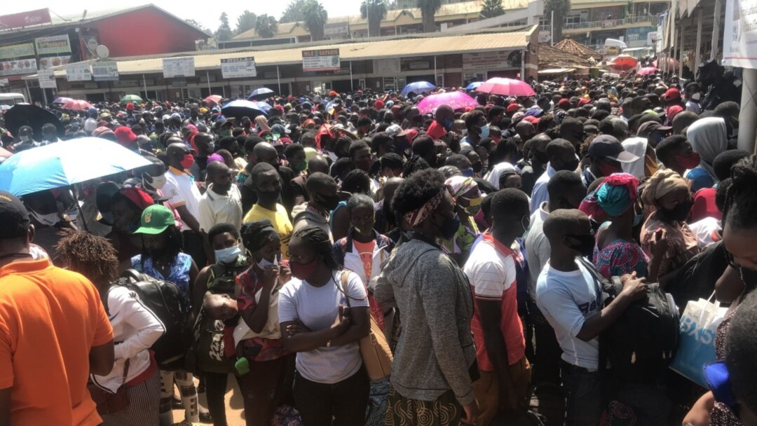 Abagenzi bategereje imodoka zibacyura iwabo gusangira iminsi mikuru n'imiryango yabo. 
