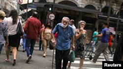 Ciudadanos caminan por las calles de Río de Janeiro, en Brasil, uno de los países más afectados por la pandemia, el 19 de noviembre de 2020.