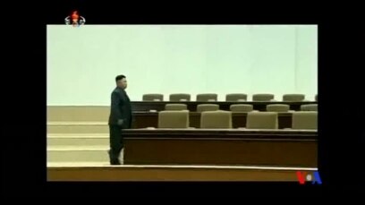 2014-07-08 美國之音視頻新聞: 金正恩在官方電視畫面中似乎跛腳上台