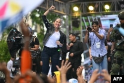 La candidata presidencial de Ecuador por el Movimiento Revolución Ciudadana, Luisa González, saluda a sus partidarios durante su acto de cierre de campaña en Guayaquil, provincia de Guayas, Ecuador, el 6 de febrero de 2025.