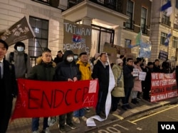 Protestors gathered in front of the Chinese Embassy in London to call on Chinese government to stop its human rights abuses. (Lyndon Li, VOA)