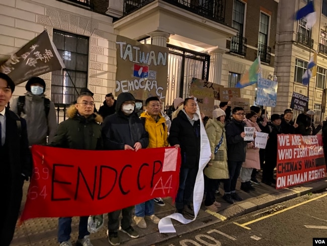 Protestors gathered in front of the Chinese Embassy in London to call on Chinese government to stop its human rights abuses. (Lyndon Li, VOA)