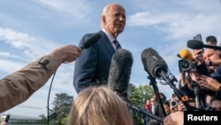 Presiden AS Joe Biden berbicara dengan awak media sebelum menaiki Marine One dalam perjalanan ke Wilmington, Delaware dari Halaman Selatan Gedung Putih di Washington, AS, 16 September 2024. (Nathan Howard/REUTERS)