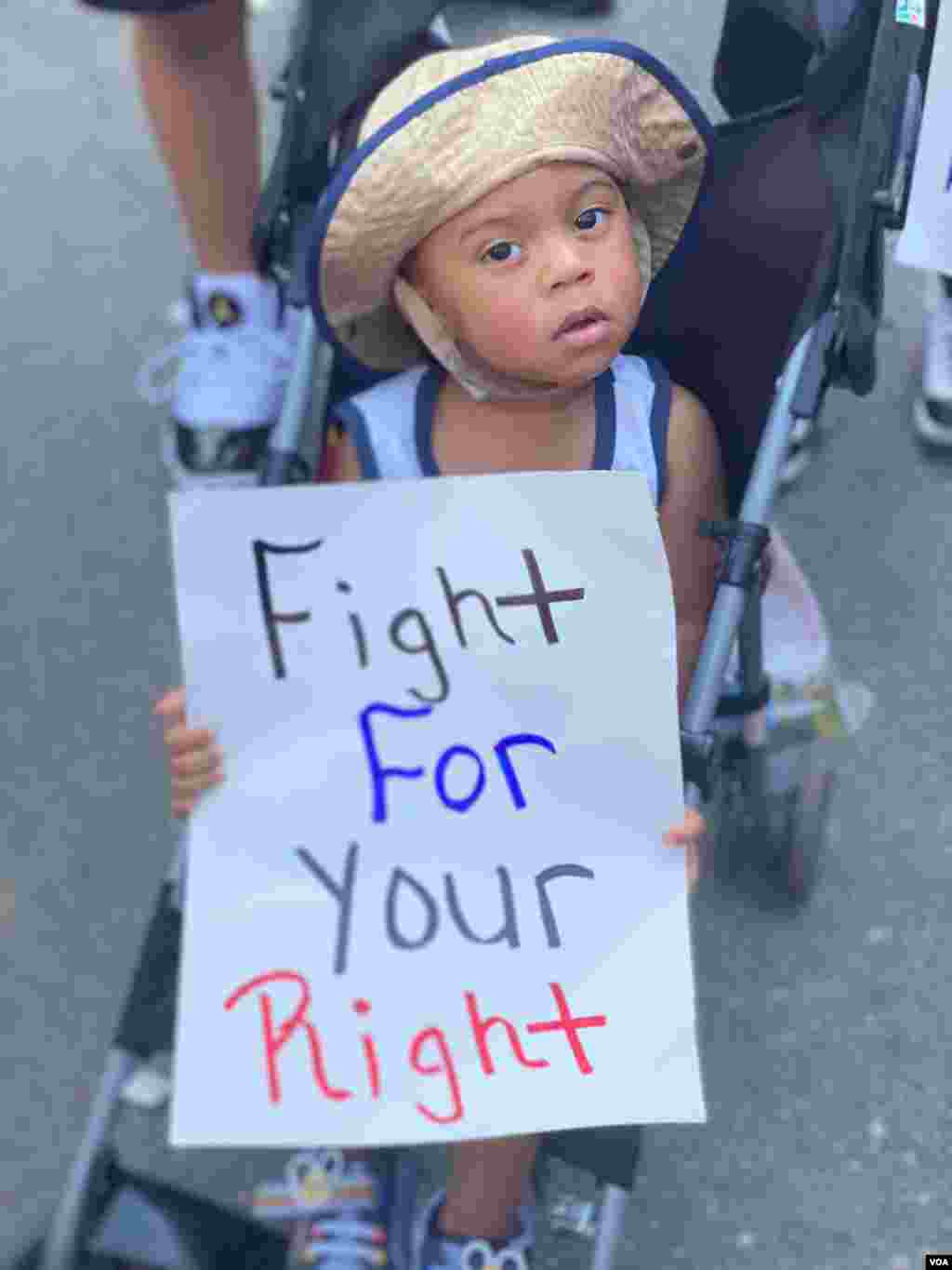  Un ni&#241;o en las protestas de Washington D.C. sujeta un cartel que dice &quot;Lucha por tus derechos&quot;. S&#225;bado 20 de junio de 2020