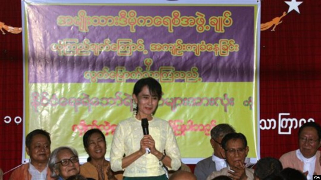 Pemimpin pro-demokrasi Birma, Aung San Suu Kyi menyambut para tahanan politik Birma yang baru saja dibebaskan di Yangon (21/10).