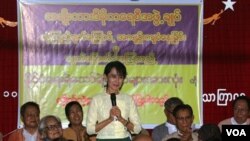 Pemimpin pro-demokrasi Birma, Aung San Suu Kyi menyambut para tahanan politik Birma yang baru saja dibebaskan di Yangon (21/10).