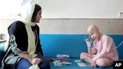 یک کودک مبتلا به سرطان کبد در حال شیمی درمانی در بیمارستان کودکان ماهک در تهران، ایران - آرشیو